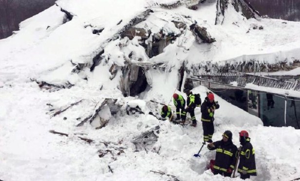 Italy quake, Abruzzo hotel hit by avalanche snow